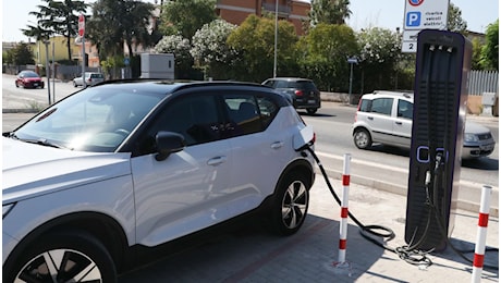 Crisi auto elettriche, in Italia sempre meno persone vogliono comprarle: ecco i dati