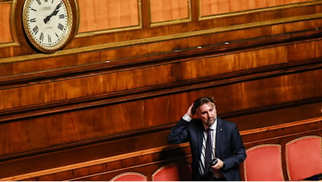 Manovra blindata al voto del Senato. Si dimette il relatore, ira di Meloni