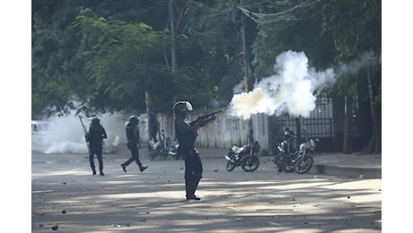 Bangladesh, proteste studentesche: 64 morti