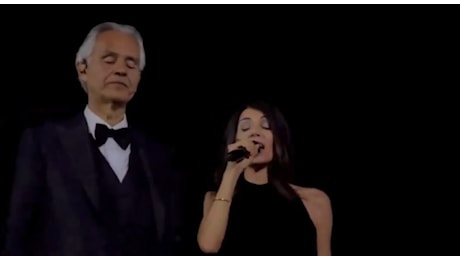 Andrea Bocelli e Giorgia cantano per la prima volta insieme sul palco «Vivo per lei»: il duetto è da applausi - Il video