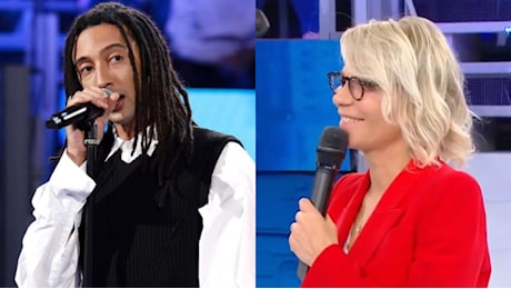 Ghali ospite di Amici. La frase sulla mamma, l'abbraccio con Maria De Filippi: Mi sento un po' giudicato