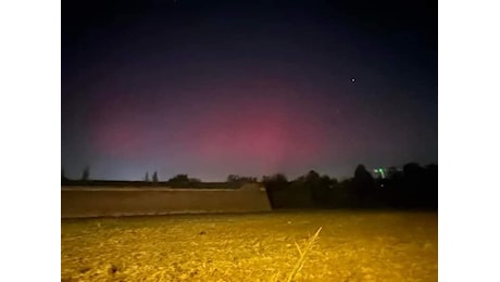 Una spettacolare aurora boreale tinge i cieli mantovani di rosso e rosa. E stasera si replica?