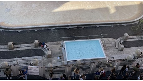 Fontana di Trevi vuota, il Comune installa una piscina per il lancio delle monetine: la reazione dei turisti