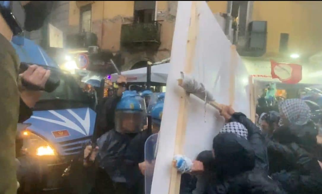 Napoli, Centinaia In Corteo Contro Il G7 Della Difesa: Scontri Tra ...