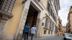 Roma, medico del lavoro abusa di una dipendente nella sala d'attesa in via Bocca di Leone: arrestato ma subito libero