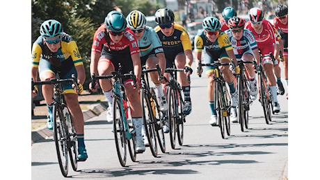 Ciclisti affiancati sulla strada del Lago di Como, il campione multato dai Carabinieri: Ma io non cambio