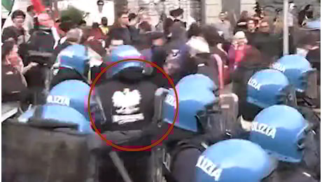 Sulla giacca di un agente di Polizia spunta l'aquila dei neonazisti polacchi e la scritta Orgoglio Nazionale
