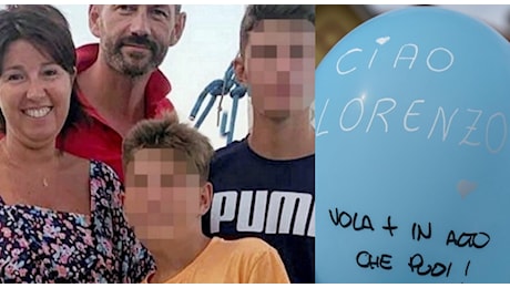 Paderno, il palloncino con il messaggio d'addio dei compagni di classe del 12enne: «Ciao Lorenzo, vola più in alto che puoi»