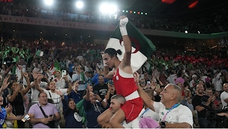 Imane Khelif portabandiera dell'Algeria: la pugile medaglia d'oro tra le protagoniste della cerimonia di chiusura delle Olimpiadi