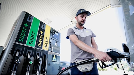 Esodo per Pasqua e ponti, nonostante il crollo del petrolio i prezzi dei carburanti restano cari