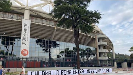 Caos Roma, protesta dei tifosi nel pre-partita: Chi la ama entra mezzora dopo