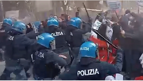 Manifestazione dell'estrema destra a Bologna, il video degli scontri tra polizia e antagonisti