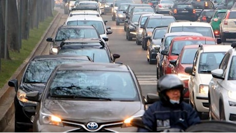 Smog a Milano e provincia, scattano le misure di secondo livello: quali sono e chi non può circolare