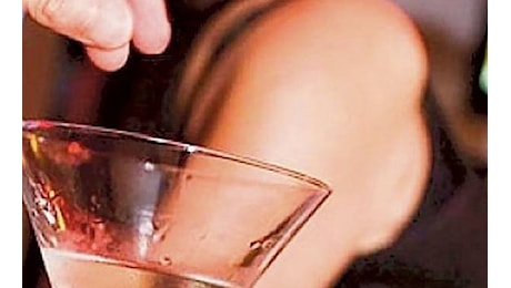 Ragazza beve cocktail: è in coma