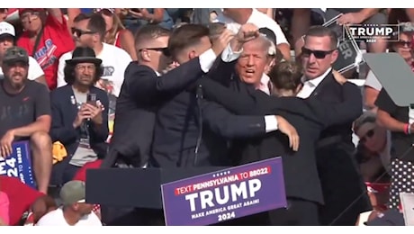 Spari al comizio di Trump in Pennsylvania, l’ex presidente colpito a un orecchio. Il momento dell’attentato (video)