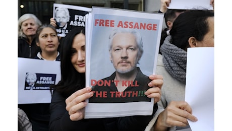 Julian Assange è stato liberato [VIDEO]