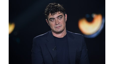 Riccardo Scamarcio: Le frasi sulle donne a Belve una battuta, sono stato frainteso. I social mi hanno ferito