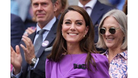 Kate riappare in pubblico, ma l’abito viola nasconde un messaggio segreto