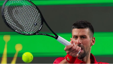 Shanghai, Djokovic fatica ma avanza