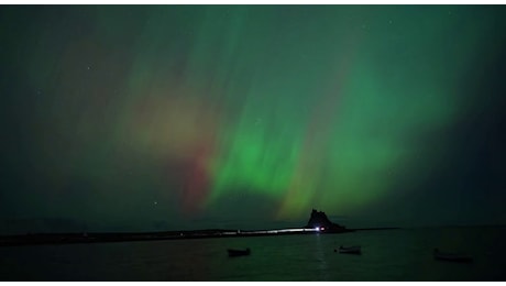 Aurora boreale, le spettacolari immagini dall'Inghilterra: luci sul Castello di Lindisfarne