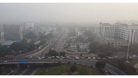 VIDEO| India, nebbia fitta di smog a New Delhi: rilevati livelli record e chiuse anche le scuole