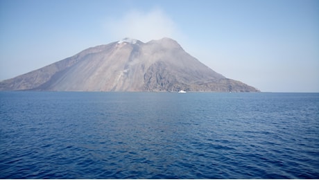 Vulcano Stromboli, stop alle barche dei turisti dopo allerta rossa: le news