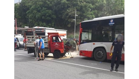 Ischia, incidente frontale tra un autobus Eav e un furgone: sei feriti, uno è grave