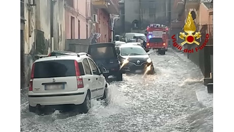 Cronaca meteo diretta - Maltempo in Sicilia, situazione difficile in provincia di Catania per nubifragi, allagamenti ed esondazioni - Video