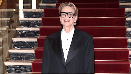 Sharon Stone al Torino Film Fest in smoking: giacca e camicia vanno abbinate alla gonna con strascico