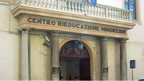 Estorsioni e minacce contro il padre, lui si suicida. Arrestati la figlia 15enne e il fidanzato