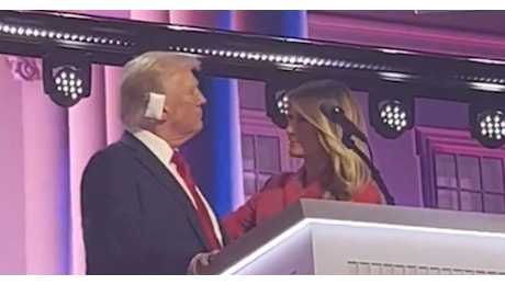 Donald Trump, imbarazzo totale: quando prova a baciare Melania sul palco...