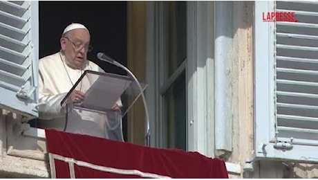 Le parole del Papa ai fedeli durante l'Angelus: «Avete pregato per Valencia?»