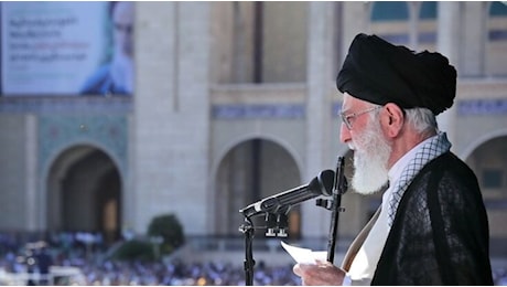 Il sermone col fucile. L'Ayatollah Khamenei invoca l'unità dei musulmani: Il nemico è uno solo