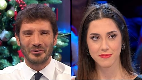 Affari Tuoi, Ambra salva a Natale: il discorsetto provvidenziale di De Martino (che poi scatena il caos)