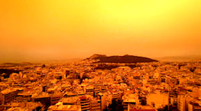 Atene è diventata tutta arancione. Ecco perché