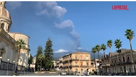 Etna, il vulcano riprendere a eruttare: sospesi i voli a Catania