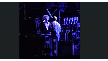 Ostuni, paura al concerto dei Toto: il tastierista si sente male sul palco, show sospeso