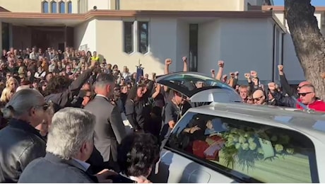 Jack è vivo e lotta insieme a noi: il coro al funerale di Giacomo Gobbato