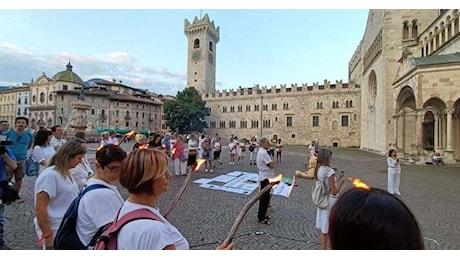 Animalisti in piazza Duomo contro l'uccisione di Kj1: La convivenza è possibile