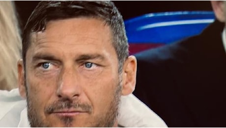 Totti: Tornassi indietro non darei il calcio a Balotelli. Bandiere? E' rimasto solo il manico...