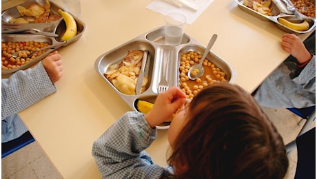 Bambino lasciato senza pranzo in una scuola di Sulmona per un debito di 9 euro: la spiegazione del Comune