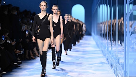 Dior PE 2025, Amazzoni moderne in passerella a Parigi