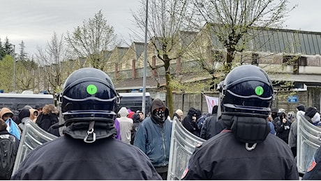 Torino, in 500 al rave party: «Abbiamo fatto una festa di laurea e ci è scappata la mano». Scontri con le forze dell'ordine