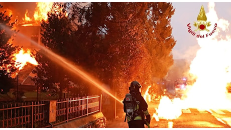 Esplode e crolla casa di tre piani per una fuga di gas. Una persona risulta dispersa, sul posto i vigili del fuoco