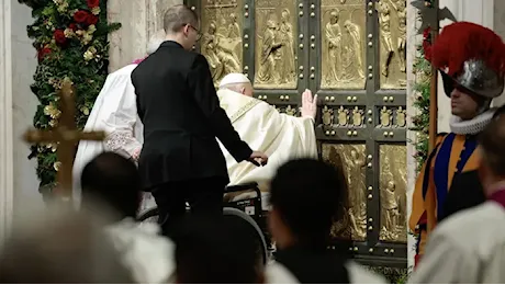 Papa Francesco apre la Porta Santa: «Portare speranza dove c’è guerra e violenza»