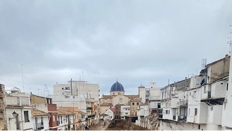 La Dana si abbatte su Barcellona. Valencia, ora è allarme sanitario