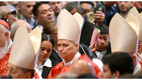 Robert Prevost, chi è il cardinale in ascesa al Conclave: potrebbe essere il primo Papa americano. Ma Parolin resta il favorito