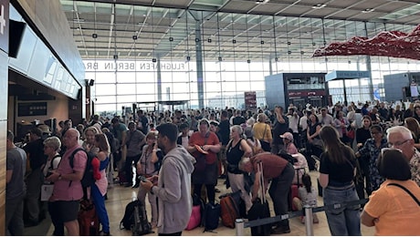 Aeroporti e voli bloccati (nel giorno peggiore), a rischio le vacanze di milioni di persone: cosa sta succedendo