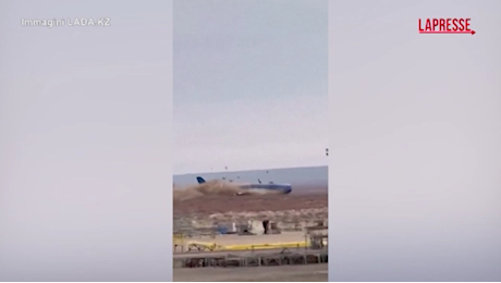 VIDEO Aereo precipitato in Kazakistan, il momento in cui si schianta al suolo