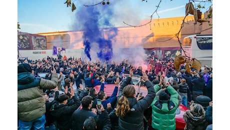 Juve-Fiorentina, la carica dei tifosi viola alla partenza della squadra: “Non sarà mai una partita come le altre”